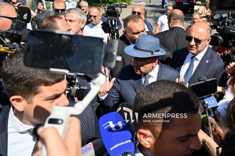 Премьер-министр Армении Никол Пашинян голосует на парламентских выборах в Дилижане.