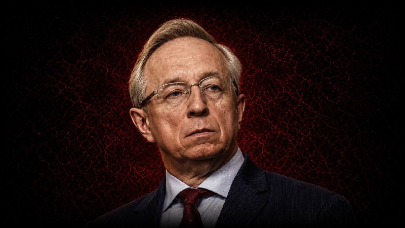 Фермер в Дилижане собирает томаты на фоне гор Тавуша