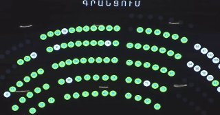 В Дилижане следят за первой сессией парламента Армении: инцидент с кнопкой голосования