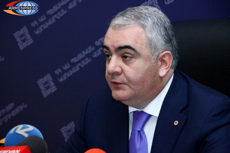 Сотрудник правоохранительных органов у здания в Дилижане