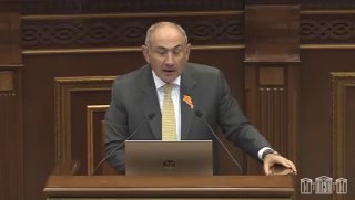Никол Пашинян выступает в Дилижане с трибуны