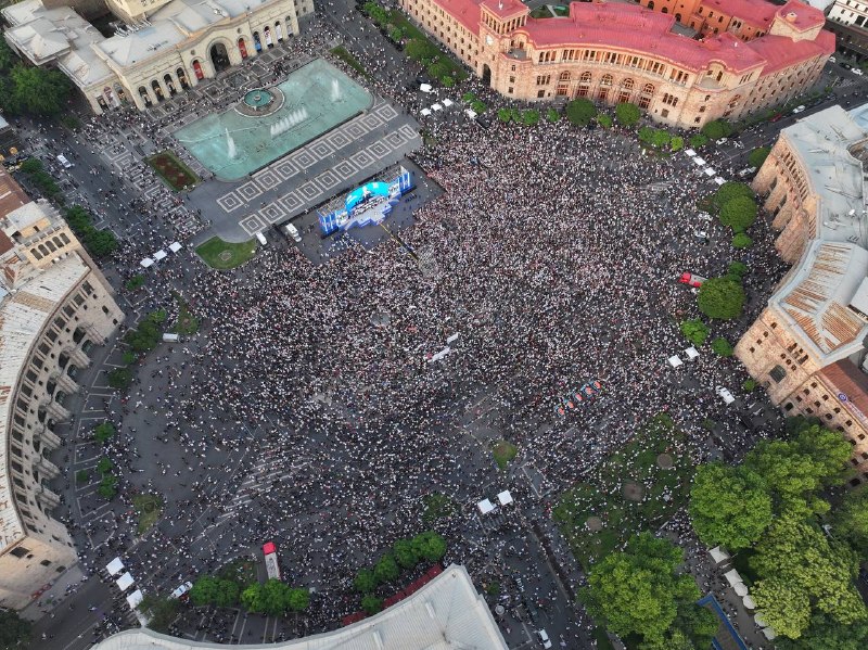 Кадры с итогового митинга партии «Гражданский договор» на площади Республики в Ереване