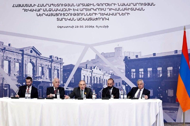 Никол Пашинян и Ваагн Хачатурян встретились с дипломатами в Дилижане