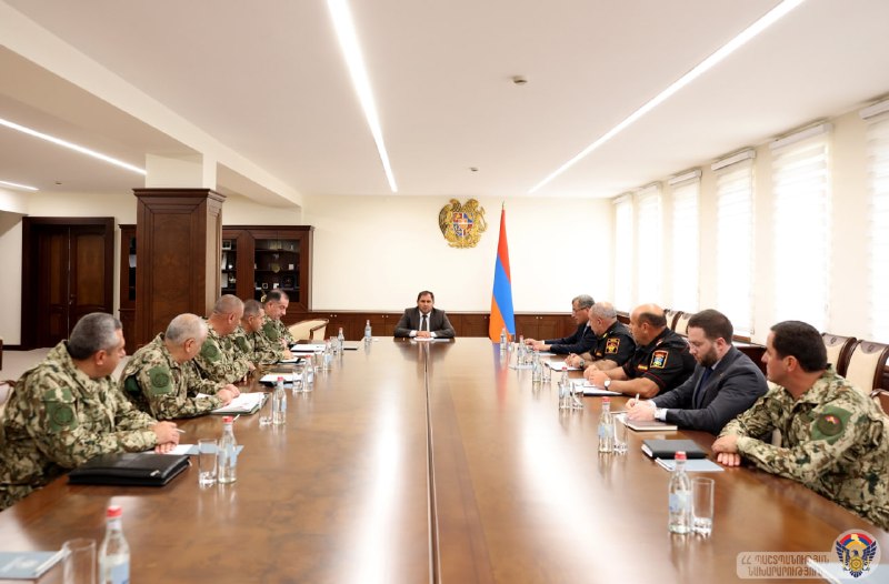 Сурен Папикян провел совещание в МО Армении: дисциплина и организация службы