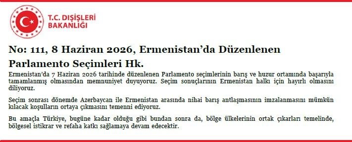 Здание МИД Турции на фоне флагов