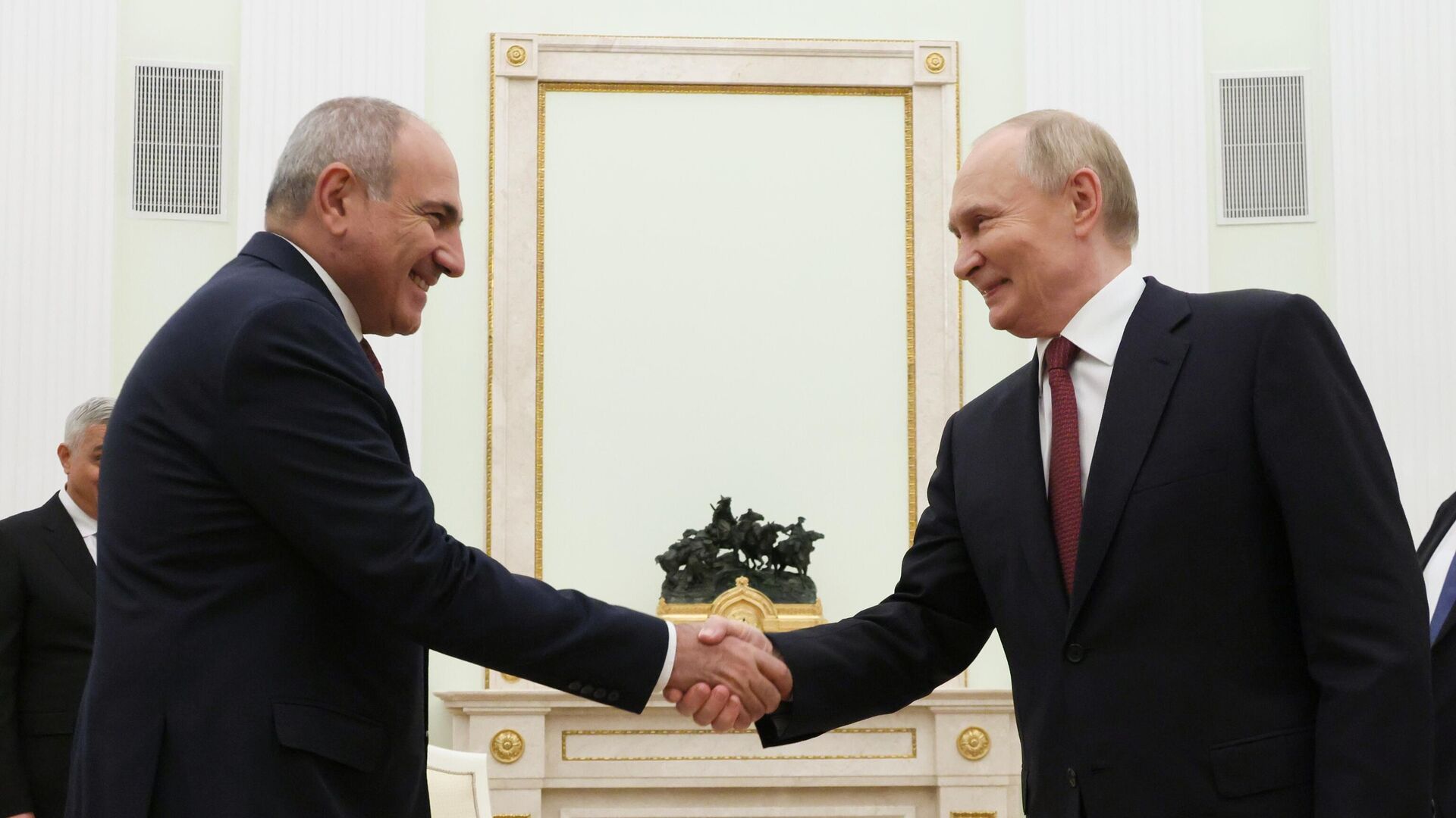 Пашинян поздравил Путина: армяно-российские связи укрепятся