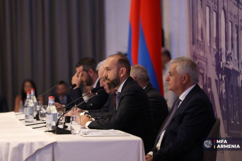 Глава МИД Арарат Мирзоян выступил в Гюмри: акцент на преемственность внешней политики Армении