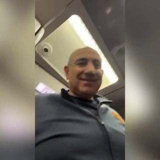 Никол Пашинян в экономклассе самолета