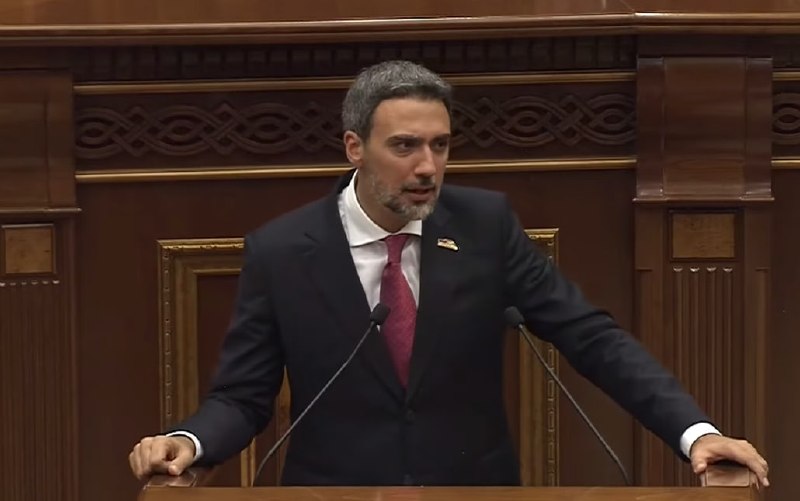 В парламенте Армении заметили легенду армянского вестерна