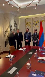 Никол Пашинян встретился с сенатором США Стивом Дэйнсом в Дилижане
