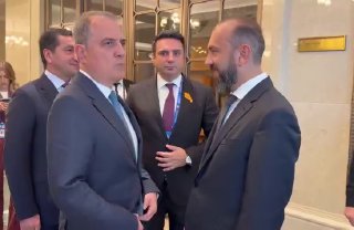 Глава МИД Армении Арарат Мирзоян в Бишкеке кратко пообщался с азербайджанским коллегой