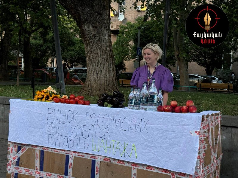 Ироничная инсталляция на Вернисаже: активисты высмеяли «рынок российского шантажа» перед выборами в Армении
