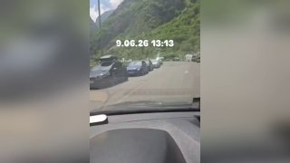 Поток машин на КПП Верхний Ларс после выборов в Дилижане