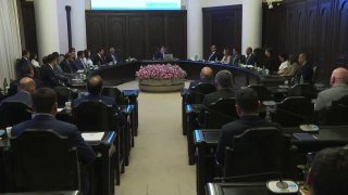 Пашинян поздравил Алена Симоняна в начале заседания правительства