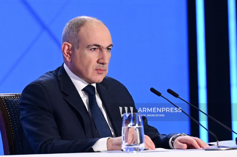 Премьер-министр Армении Никол Пашинян выступает с речью перед аудиторией в Дилижане.