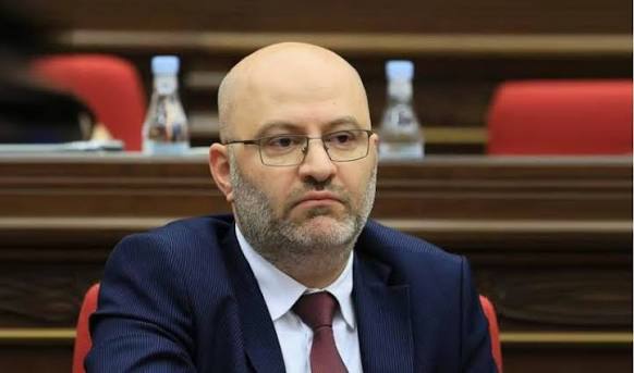 Губернатор Ширака Давид Арушанян на официальном мероприятии в Дилижане