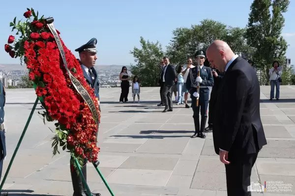 Министр внутренних дел Грузии посетил мемориальный комплекс Цицернакаберд