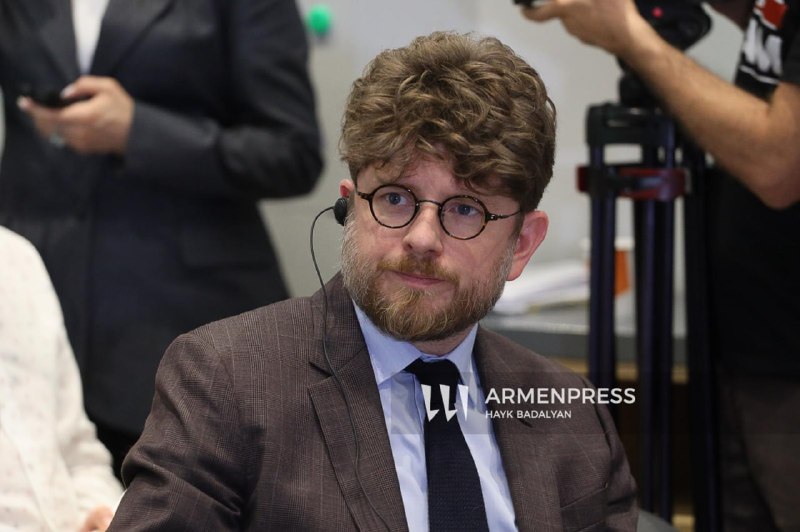Посол Франции Оливье Декотиньи выступает перед армянскими экспортерами на встрече Международного торгового центра.