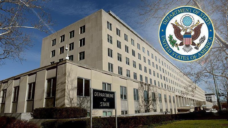 Флаги Армении и США на фоне административного здания в Дилижане