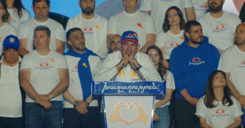 Никол Пашинян выступает с речью перед публикой в Дилижане