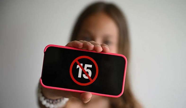 Во Франции поддержали запрет на соцсети для детей до 15 лет: что известно